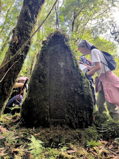 圖三、台灣大學台大登山社執行巡護任務發現大正時期的墓碑