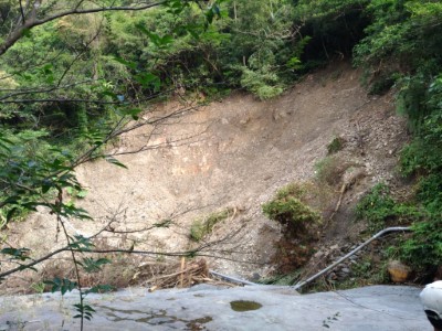 林美石磐步道800公尺後出現大面積崩塌，路基嚴重沖毀