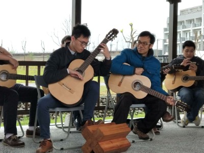 工作坊學員在羅東林業文化園區用自己打造的手工吉他演奏