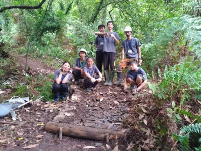 宜蘭縣立人文國民中小學師生一起使用臺灣生產之柳杉疏伐木來設置土木階梯。