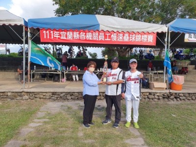 羅東鎮長吳秋齡(左一)親自頒獎