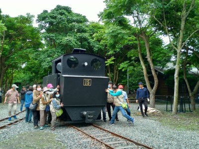 難得一見的15號蒸汽火車出動，並讓民眾體驗保養火車的過程。